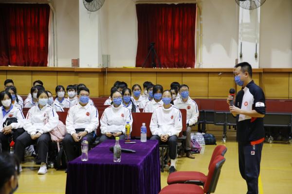 香港隊乒乓教練李靜到訪青年會中學