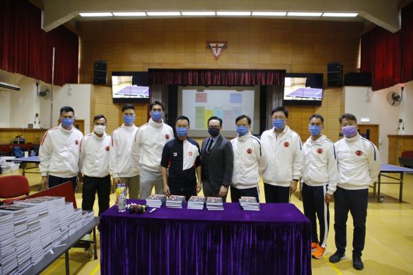 香港隊乒乓教練李靜到訪青年會中學