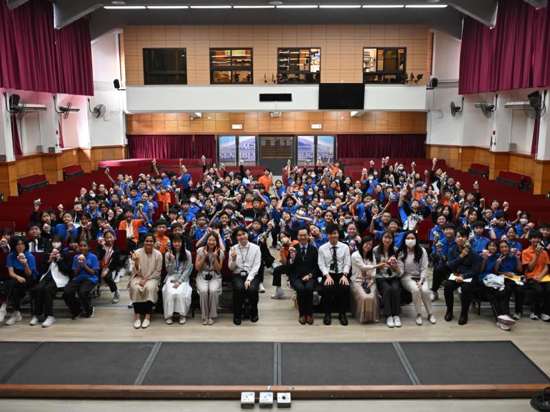 YM總會送贈迪士尼禮物給整級中一學生