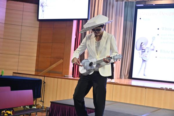 S2 書中角色Catwalk show