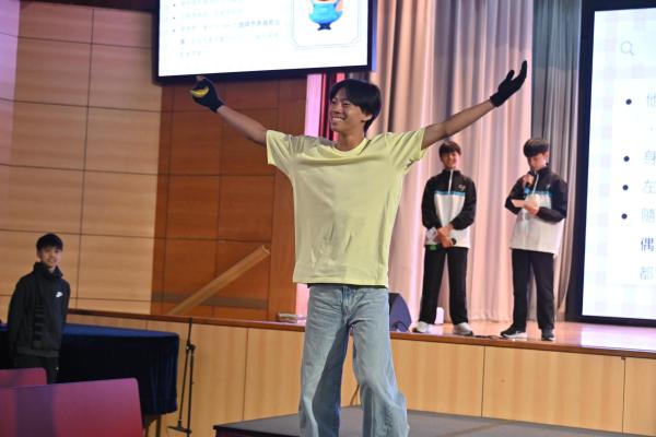 S2 書中角色Catwalk show