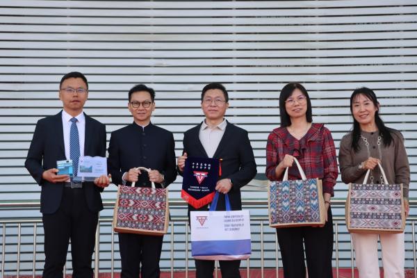 Xinjiang Production and Construction Corps Seventh Division Senior High School (Sister School)