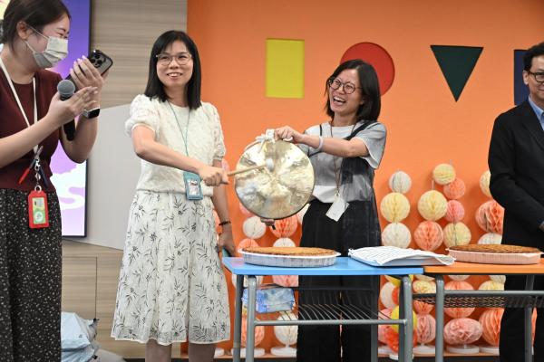敲鑼打鼓 慶中秋 開幕禮