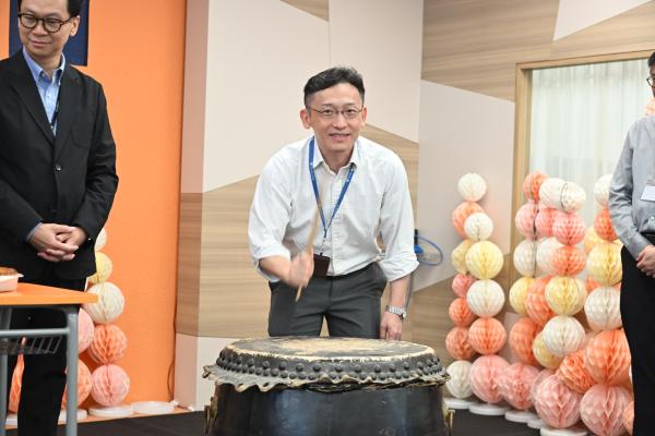 敲鑼打鼓 慶中秋 開幕禮