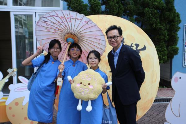 敲鑼打鼓 慶中秋 開幕禮