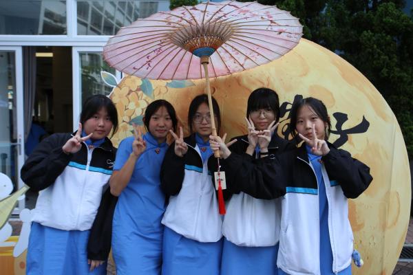 敲鑼打鼓 慶中秋 開幕禮