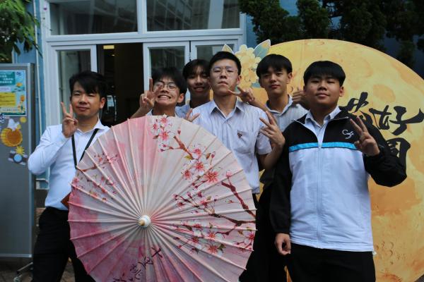 敲鑼打鼓 慶中秋 開幕禮