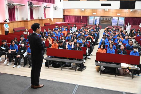 YM總會送贈迪士尼禮物給整級中一學生