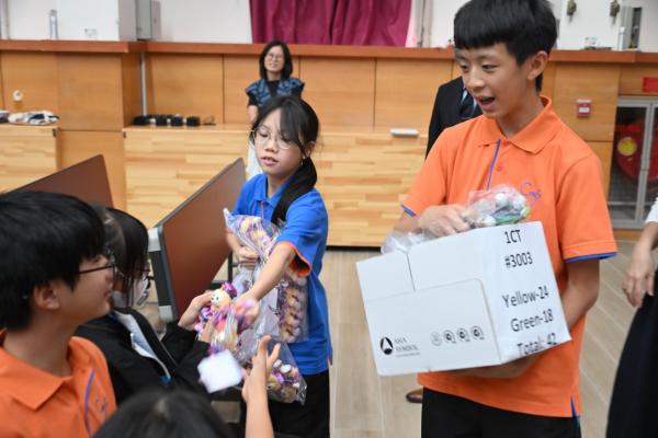 YM總會送贈迪士尼禮物給整級中一學生