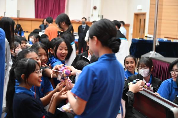 YM總會送贈迪士尼禮物給整級中一學生