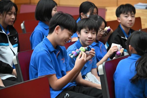 YM總會送贈迪士尼禮物給整級中一學生