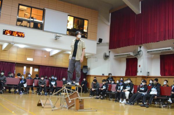 由香港賽馬會及香港藝術節合作負責的「沉浸式劇場」。 向學生傳遞正能量信息。