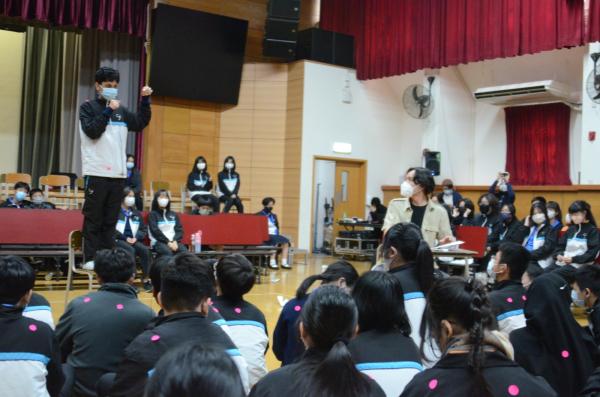 由香港賽馬會及香港藝術節合作負責的「沉浸式劇場」。 向學生傳遞正能量信息。