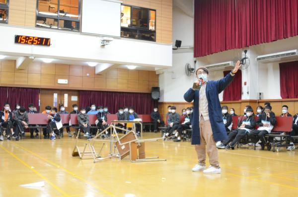 由香港賽馬會及香港藝術節合作負責的「沉浸式劇場」。 向學生傳遞正能量信息。